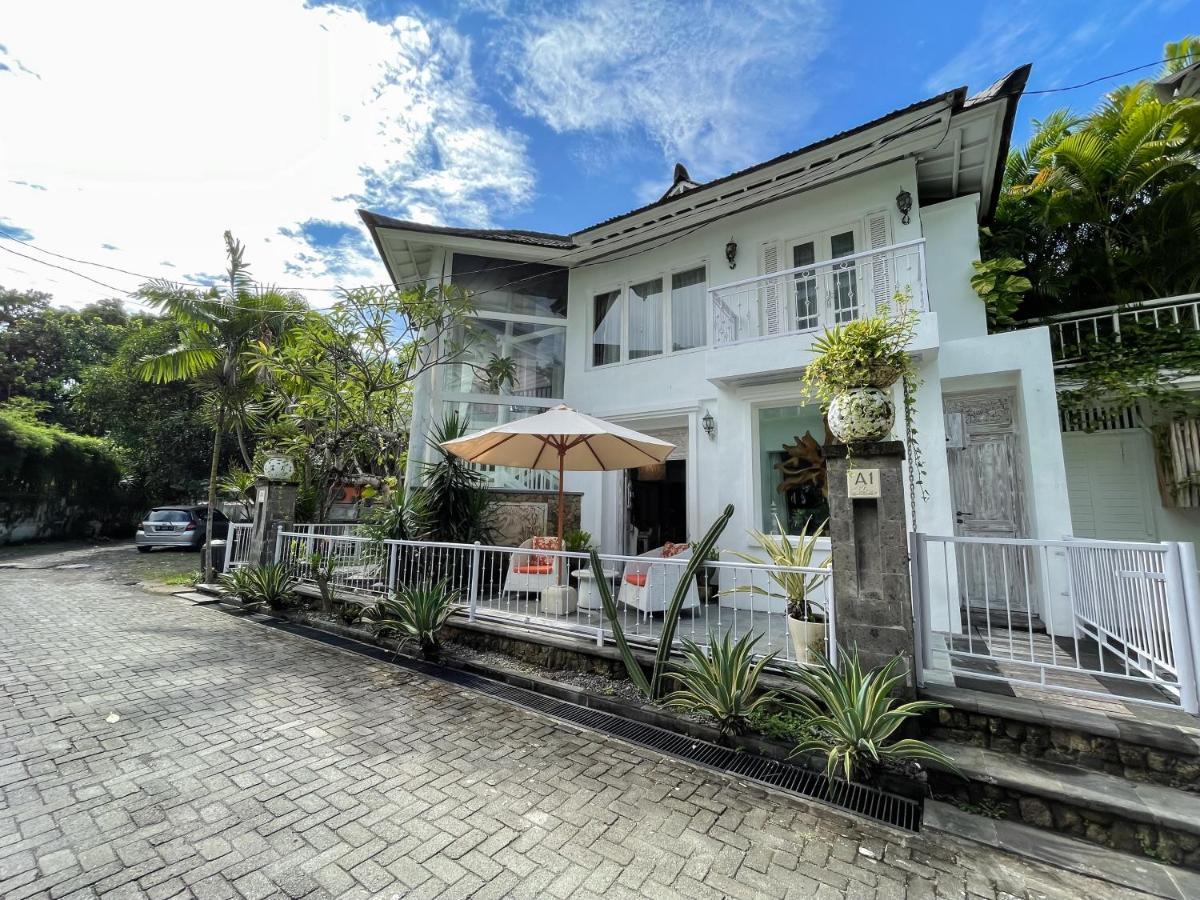 Beach House Canggu - 150M Berawa Beach Eksteriør billede
